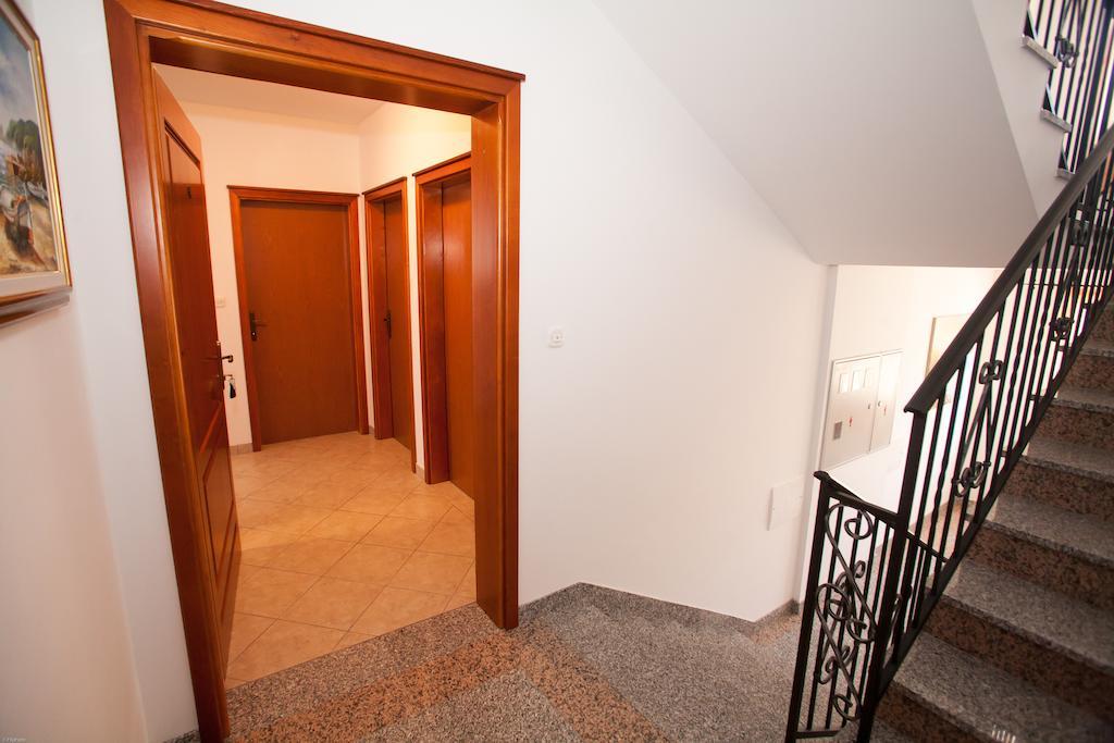 Apartments Bogovic Malinska Buitenkant foto